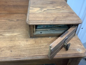 lot F1400 image: Antique Desk