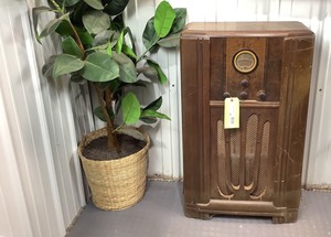 lot H057 image: Philco Radio