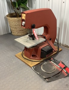 lot A169 image: Vintage Band Saw
