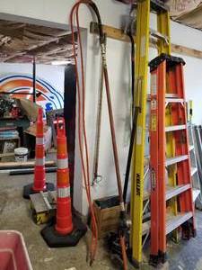 lot 815 image: Stanley Hydraulic Pole Saw