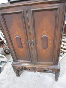 Vintage radio cabinet - dry bar con...