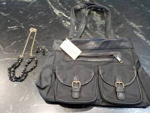 lot 76 image: Gold Coast Purse and Matching Neckl...