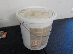 lot 45 image: Pail of Comet Cleaner...