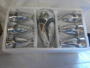 lot 207 image: 7 pc Pitcher and Glass Set...
