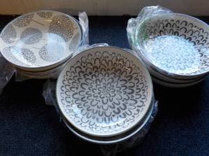 lot 234 image: 8 Bowls 9 Diameter...