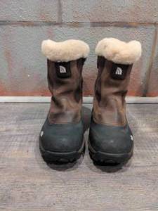 lot 8 image: The North Face Greenland Womens Winter Boots Size 7