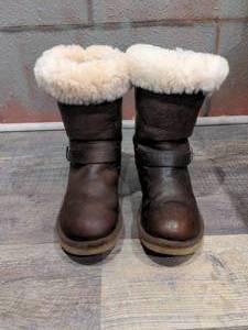 lot 2 image: UGG Kensington Womens Brown Leather & Shearling Boots Size 8 E