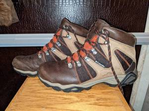 lot 9 image: Columbia Mens Size 9.5 San Gil Mid Omni-Tech Hiking Boots