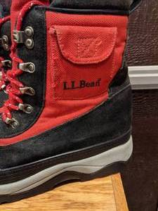 lot 6 image: LL Bean WomensYouth Winter Boots RedBlack Sz. 7 Kids