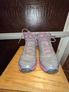 lot 16 image: The North Face Womens Mid Waterproof Hiking Boots Sz 7