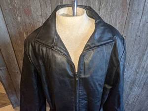 lot 34 image: Worthington Classic Style Black Leather Jacket Sz L