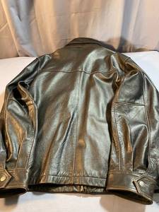 lot 24 image: Mens Genuine Leather Coat Sz L