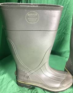 lot 27 image: Servus ASTM F2413-11 Steel Toe Rubber Rain Boots Size 10 Made In USA