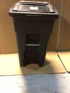 lot 1 image: Toter 32 Gal. Blackstone Trash Can with Wheels and Attached Lid Customer Returns See Picutres
