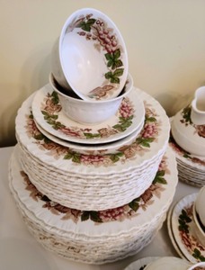 lot 24 image: Wedgwood Wild Briar Dish Set