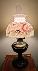 lot 26 image: Painted Aladdin Lamp