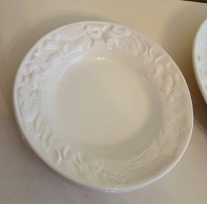 lot 40 image: White Williams Sonoma Serving Dishes
