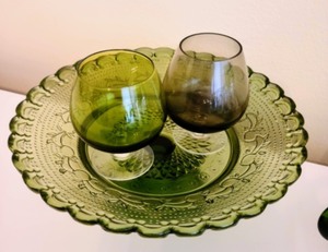 lot 45 image: Groovy Green Glassware