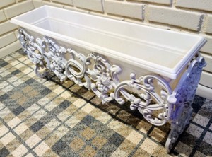 lot 59 image: Painted Iron Planter