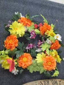 lot 235 image: 18 inch decorated wreath ...