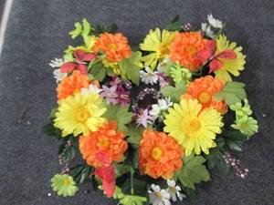 lot 242 image: 18 inch daisy decorated wreath ...
