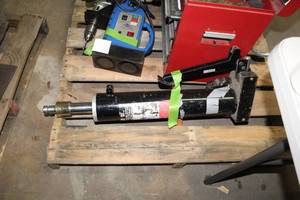 lot 279 image: Omega Telescopic Hydraulic Transmission Jack 41000 1000-lbs