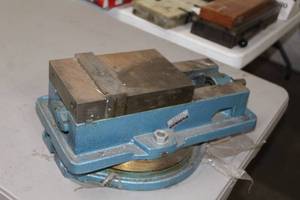 lot 209 image: Extra Locked Type Milling Machine Vise 6 Jaw