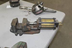 lot 239 image: Pneumatic Bench Vise