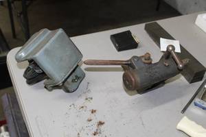 lot 251 image: Lot of (2) Lathe Parts  - Gearbox, Mount