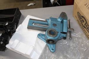 lot 259 image: Woodstock International Shop Fox Parrot Vise (in original box)