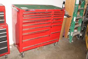 lot 301 image: Mac Tools Metal Rolling Tool Cabinet 16-drawer