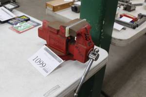 lot 1099 image: Columbian Bench Vise 4 Jaw