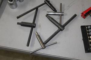 lot 1176 image: Lot of (5) T-Handle Socket Cranks  - 38 and 12 Drive
