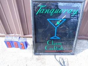 Tanqueray Gin lighted sign. Some seperation of laminate to glass. I think it needs a new bulb. As shown.
