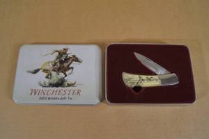 lot 9 image: 2003 Winchester Folding Pocket Knife in Wildlife Gift Tin