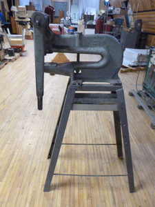 lot 4 image: Niagara M&T Wks. Manual Punch Press