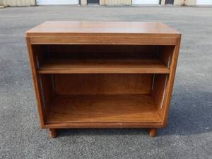 lot 16 image: Vintage Mid Century Adjustable Wood Book Shelf