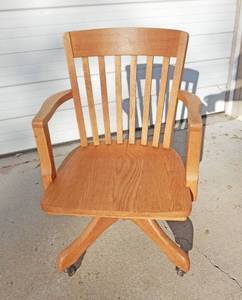 lot 27 image: Vintage Oak Adjustable Rolling Bankers Chair