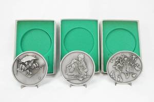 lot 66 image: Set of 3 Vintage Limited Edition Hallmark Norman Rockwell Pewter Medallions