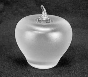 lot 215 image: Intaglio Anton Art Frosted Iridescent Art Glass Apple