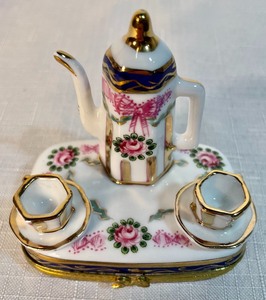 lot 162 image: Royal Danube Trinket Box