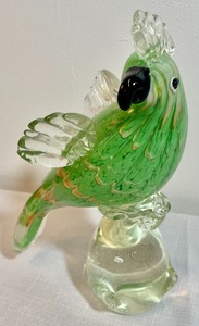 lot 104 image: Art Glass Parrot