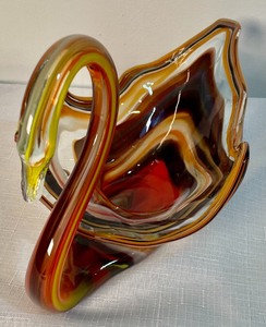 lot 143 image: Lovely Art Glass Swan