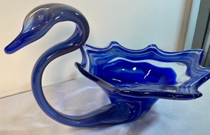 lot 122 image: Graceful Art Glass Swan