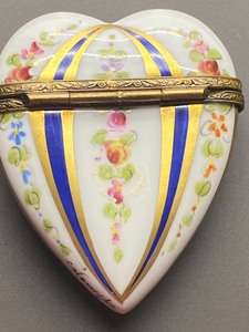 lot 22 image: Limoges Heart Shaped Trinket Box