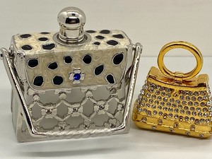 lot 21 image: Miniature Handbag Trinket Boxes and Miniature Handbag Shaped Dabber