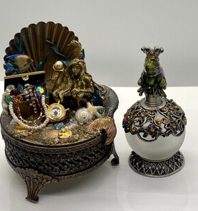 lot 33 image: Sweet Romance Trinket Box & Spoontique Dabber Bottle