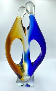 lot 184 image: Lovely Art Glass Piece of Two Intertwining Subjects