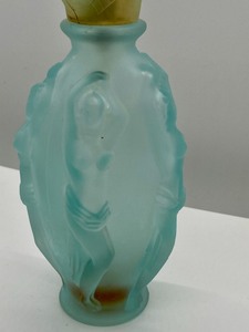 lot 165 image: Vicky Tiel Turquoise Art Glass Sirene Nude Factice Bottle