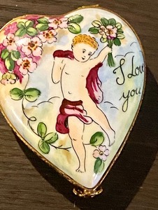 lot 46 image: Peint Limoges Heart Shaped Trinket Box